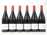 six bouteilles de vin rouge sont alignées