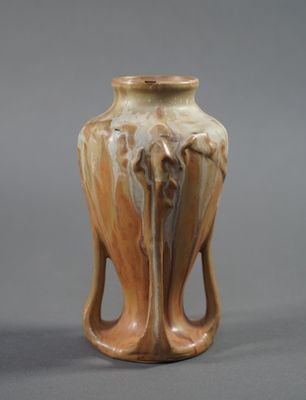 un vase marron orné d'un éléphant sur un fond gris