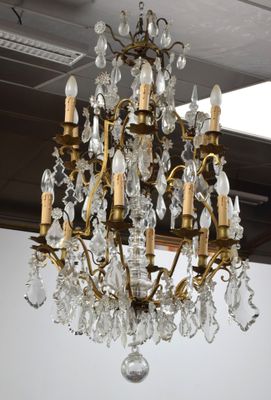un lustre orné de nombreux cristaux suspendus