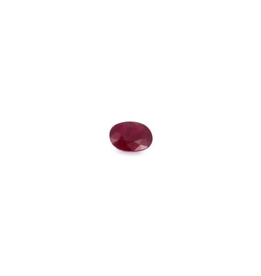 gros plan d'une pierre de rubis rouge sur une surface blanche