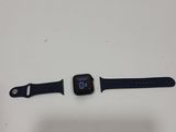 Quelqu'un a pris une photo d'une montre connectée et d'un bracelet de montre