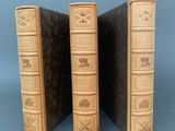 deux vieux livres posés l'un sur l'autre sur une surface bleue