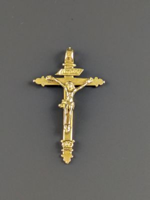 crucifix plaqué or représentant une croix sur fond noir