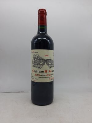une bouteille de vin rouge posée sur une table blanche