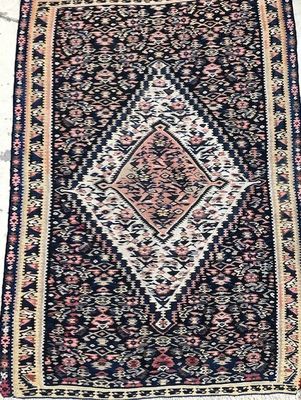 un tapis noir et blanc orné d'un motif en losanges