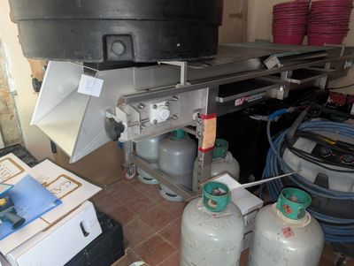 Des bouteilles de propanène et de gaz propanène sont posées sur un plan de travail dans une cuisine