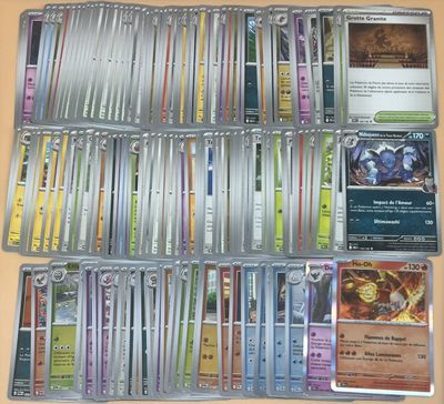 beaucoup de cartes sur la table