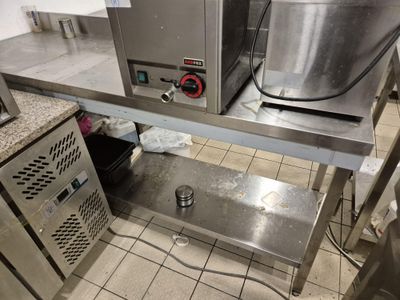 une machine posée sur le comptoir d'une cuisine