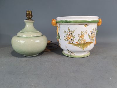 deux vases posés l'un à côté de l'autre sur une table