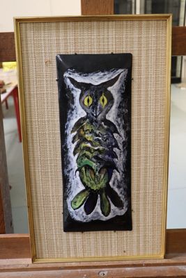 une photo d'une photo représentant un hibou, placée dans un cadre