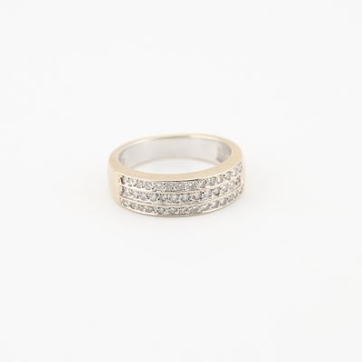 une bague en or blanc avec des diamants sur fond blanc
