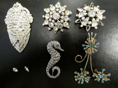 tout un tas de broches posées sur une table