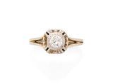 une bague en diamant et en or, ornée d'un diamant blanc au centre