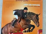 le livre est posé par terre, à côté d'un cheval brun