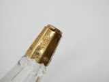 une bouteille de champagne déjà ouverte posée sur la table