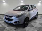 la voiture argentée est garée sur un sol en damier dans le garage