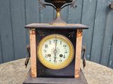 une horloge posée sur une table
