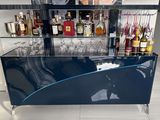 une photo d'un bar sur lequel sont posées de nombreuses bouteilles