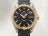 un gros plan d'une montre au cadran noir et aux aiguilles dorées