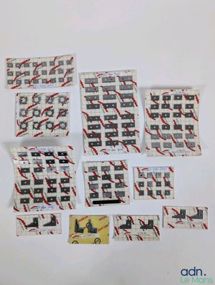 une photo montrant une pile de timbres posée sur une table