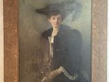 tableau représentant une femme coiffée d'un grand chapeau et vêtue d'un manteau noir