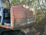 un camion garé dans les bois, la portière ouverte
