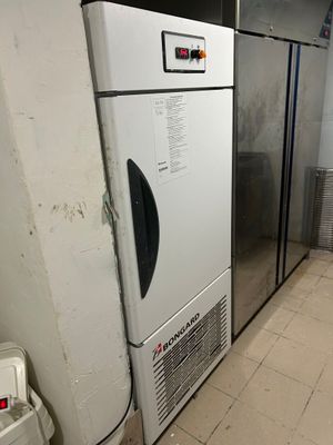 une photo d'une cuisine avec un réfrigérateur et une machine à laver