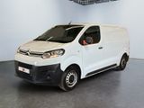 La camionnette blanche est garée dans le garage d'un immeuble.