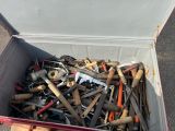 une caisse remplie d'outils posée par terre