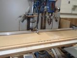 a machine that is sitting on a workbench in a room