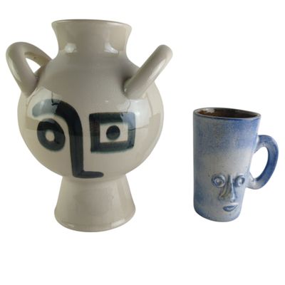 deux vases placés l'un à côté de l'autre sur une table