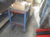 un petit chariot sur lequel est posée une caisse, dans un garage