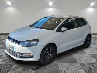 la volkswagen polo blanche est garée dans une pièce au sol à carreaux