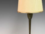 l'image d'une lampe posée sur une table