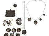 une photo d'une collection de bijoux comprenant un sac à main, un collier et des boucles d'oreilles