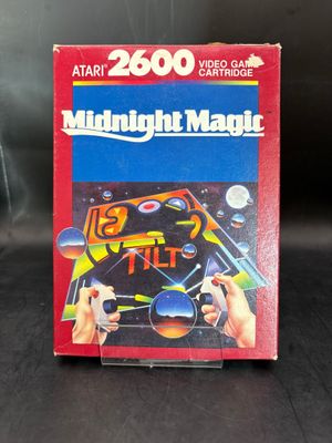La boîte du jeu vidéo « Midnight Magic » est posée sur la table.