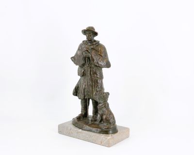 statue d'un homme accompagné d'un chien, posée sur un socle en marbre
