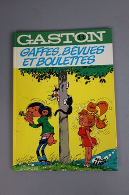 un gros plan d'un livre posé sur une table près d'un arbre
