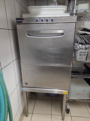 un lave-vaisselle en acier inoxydable dans un coin de la cuisine