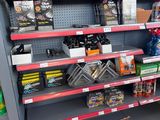 de nombreux articles sur les étagères du magasin