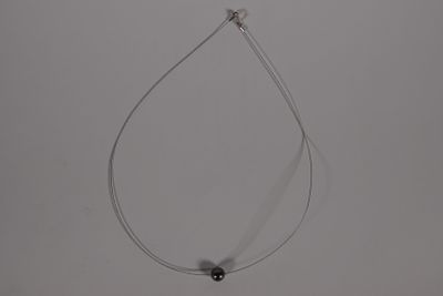 COLLIER câble en métal orné d'un PENDENTIF perle de Tahiti.