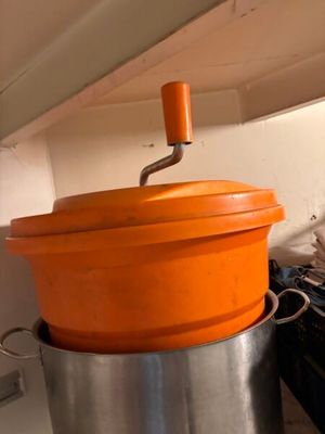 Dans une cuisine, les casseroles et les poêles sont empilées les unes sur les autres.