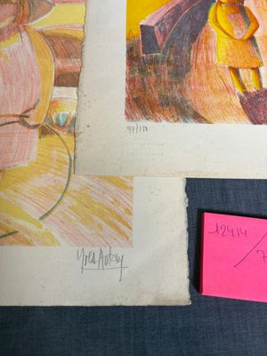 deux dessins d'enfants et un post-it posés sur une table