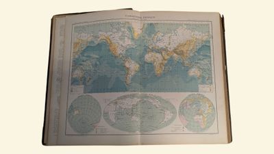 un livre ouvert sur lequel figure une carte du monde