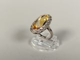 un gros plan d'une bague sertie d'une grosse citrine