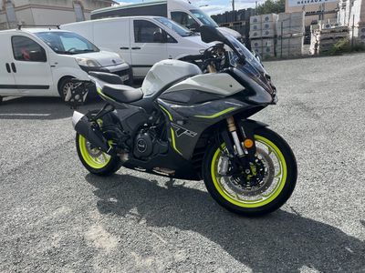 une moto qui est garée dans un parking