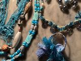 Plusieurs colliers et bracelets sont disposés sur une table