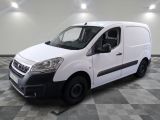 la camionnette blanche est garée sur le sol en damier d'une pièce