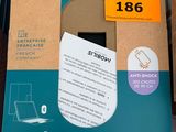 une boîte en carton avec l'image d'un téléphone portable à l'intérieur