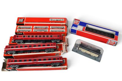 un grand nombre de trains miniatures posés sur une table